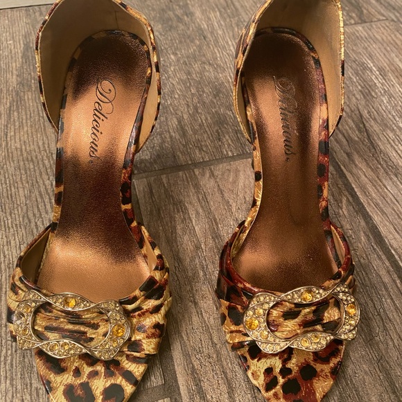 ❤️‍🔥Leopard print heels with gold jeweled accents - Picture 5 of 11